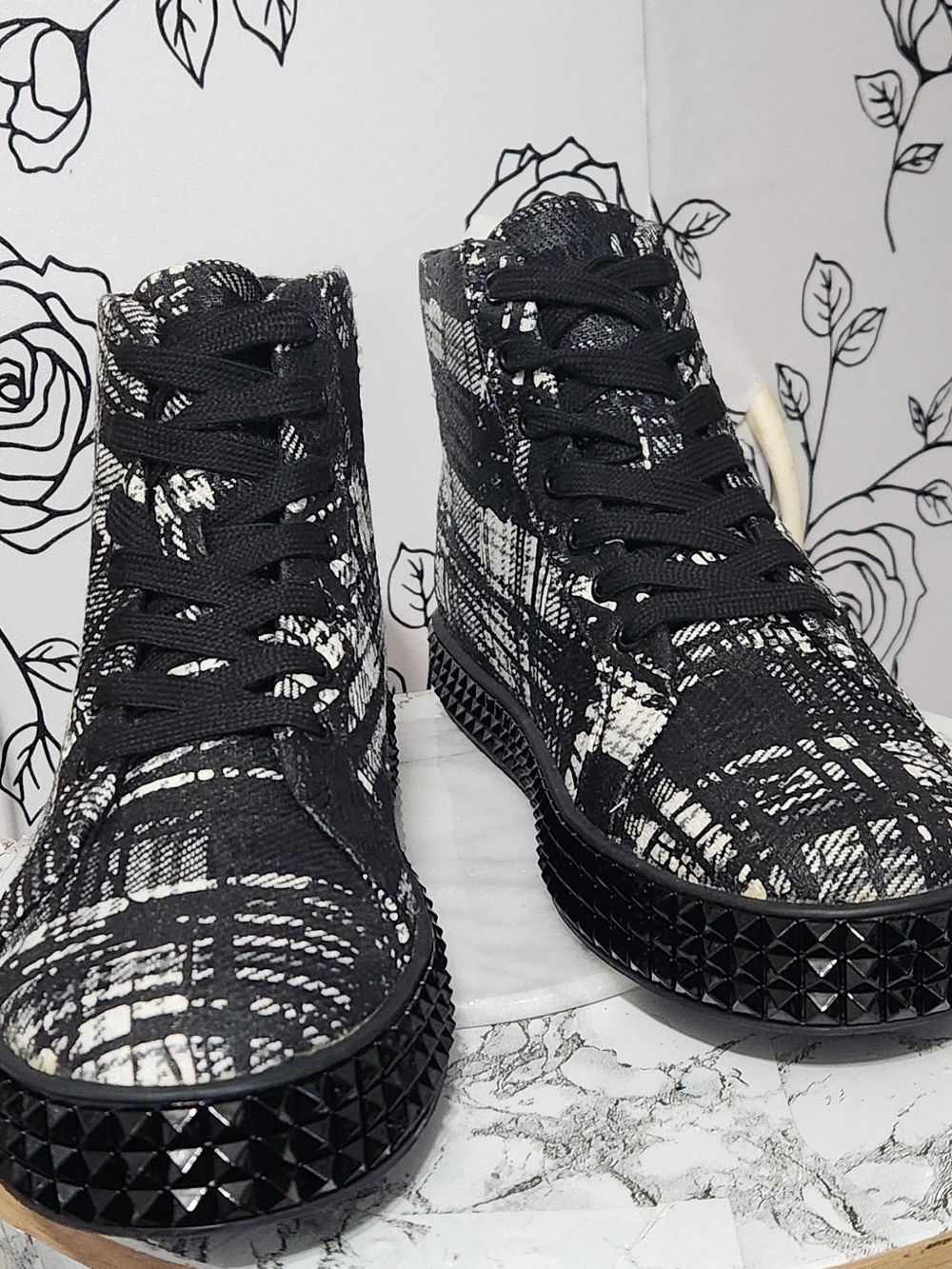 Shoedazzle "Playgound Print" Studded Sneakers Size 8- Plaid Black/White